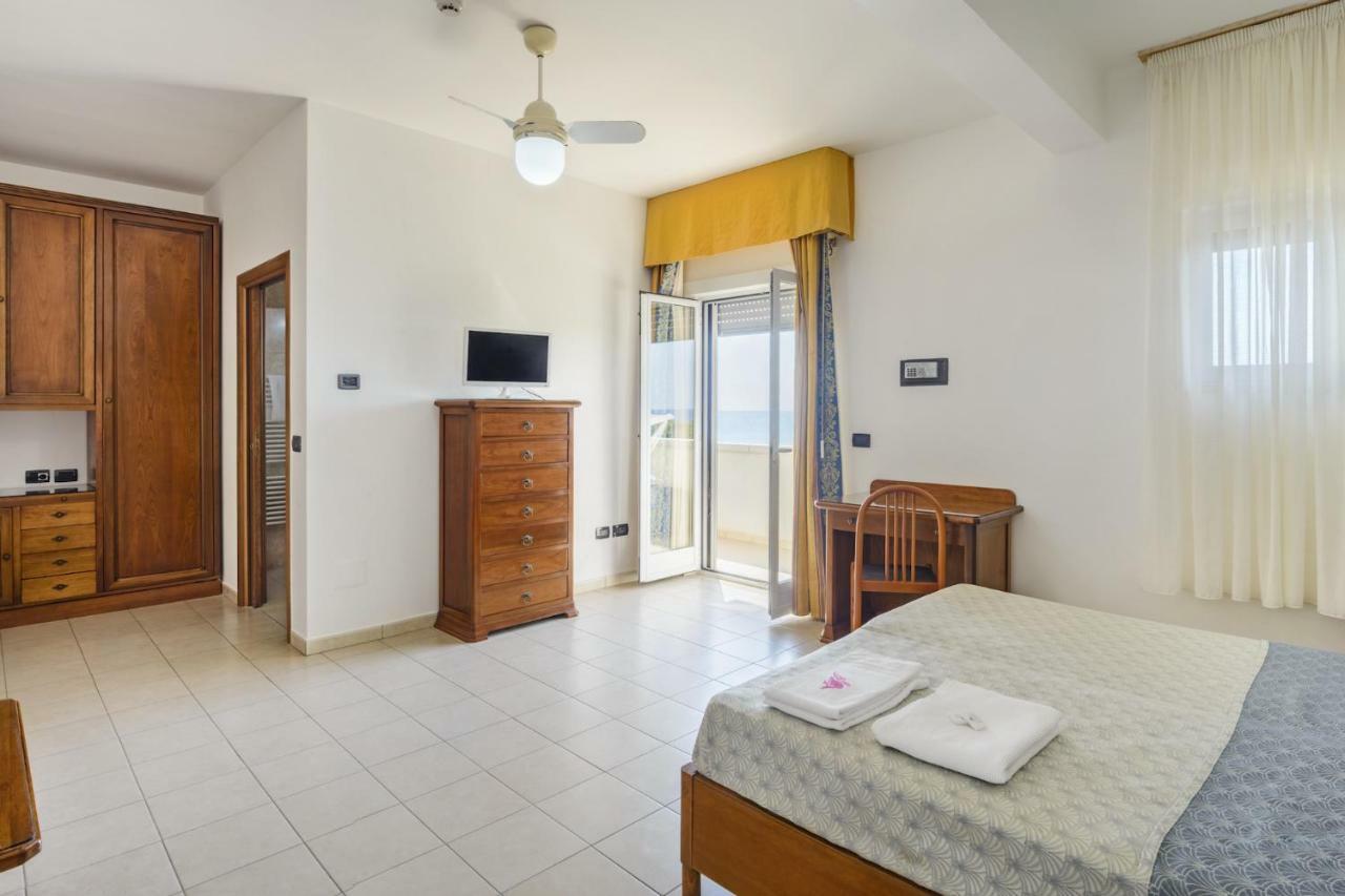 Hotel Dei Bizantini & Villaggio Campo Dei Messapi San Pietro in Bevagna Eksteriør billede